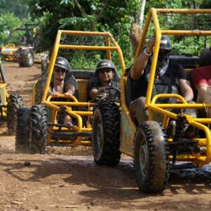 Buggy 4x4 en los campos de Punta Cana camino a Macao
